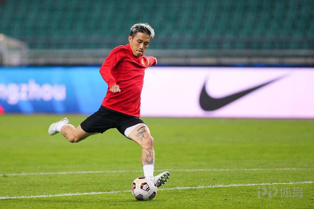 包含关键时刻欧联传出新动向，广州队外线爆发，管理层表态——悬念犹存，更衣室氛围转暖的词条